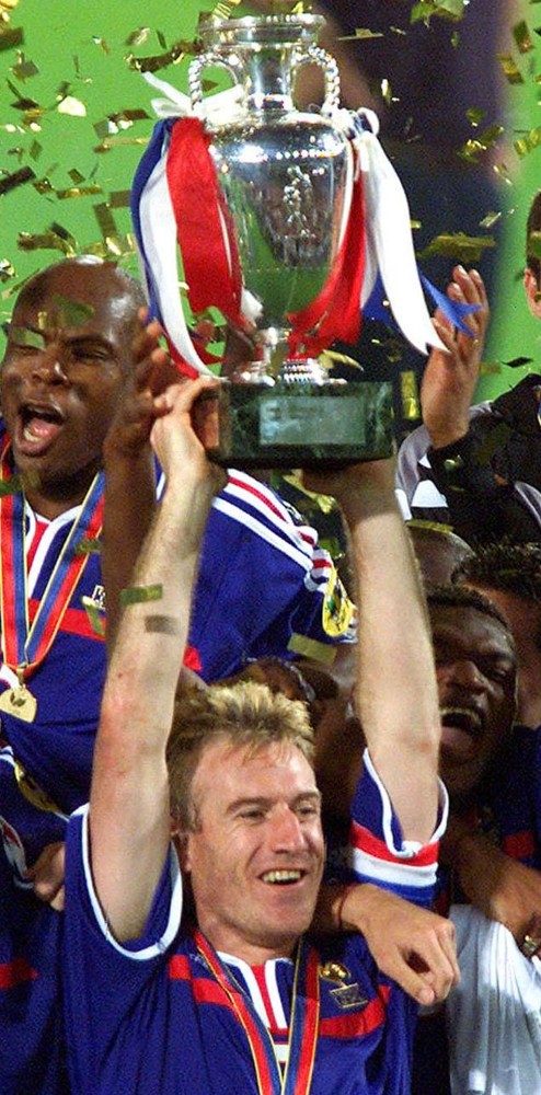 Deschamps with the Euro 2000 trophy (©AFP)